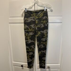 NWT Zenana Camo Leggings Size Women’s Large Color Green Camo